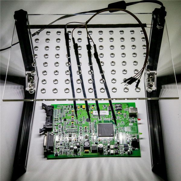 그리드 및 4개의 프로브가 있는 LED BDM 프레임